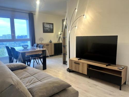 南特VULCAIN 2, 11ème, Ile de Nantes, 4pers, parking inclus的客厅配有大屏幕平面电视