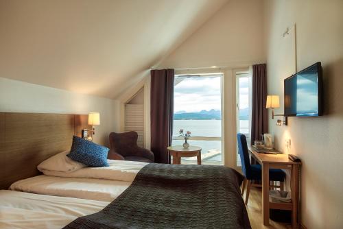 莫尔德Molde Fjordhotell - by Classic Norway Hotels的酒店客房设有一张床和一个大窗户