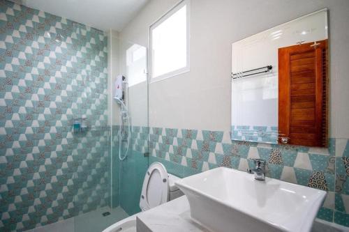 Ban Bang Puบ้านพักชายคลอง @บางปู สามร้อยยอด的一间带水槽、卫生间和镜子的浴室