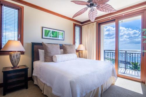 卡波雷Ko Olina Beach Villas B609的一间卧室设有一张床和一个阳台