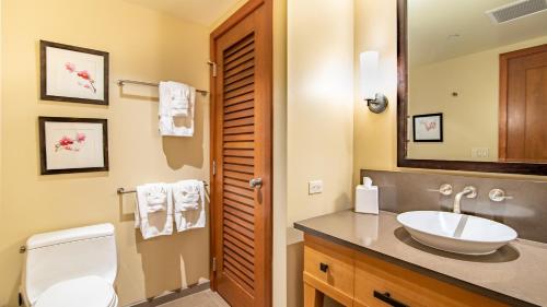 卡波雷Ko Olina Beach Villas B609的一间带水槽、卫生间和镜子的浴室