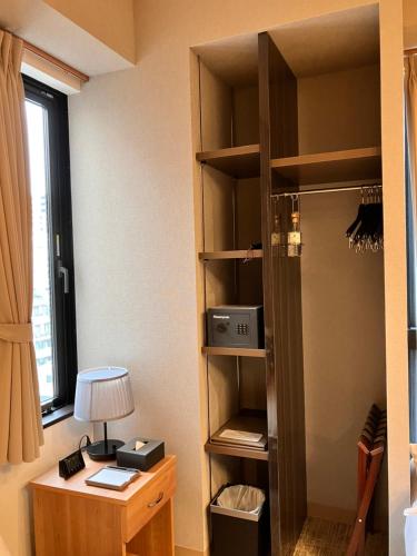 东京ENT TERRACE AKIHABARA的客房设有衣柜、书桌和书架