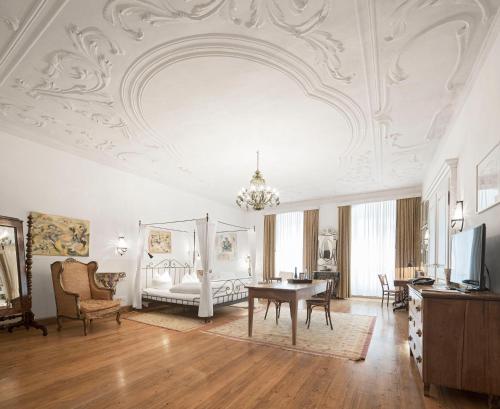 雷根斯堡Hotel Orphée - Großes Haus的华丽的客厅,配有桌子和沙发