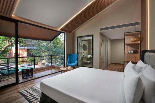 安君纳Avataara Resort & Spa的一间带大床的卧室和一个阳台
