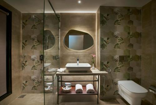 安君纳Avataara Resort & Spa的一间带水槽和卫生间的浴室