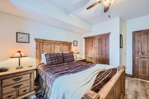 布雷肯里奇Highland Greens Lodge 210 Colorado的一间卧室配有一张床和一个梳妆台