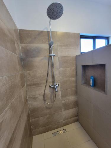 帕拉马里博Modern - Wan Pipel with Terrace的浴室内配有淋浴和头顶淋浴