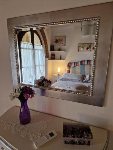 波吉邦西Casa Donella的一间卧室配有一张床和一张桌子上的镜子