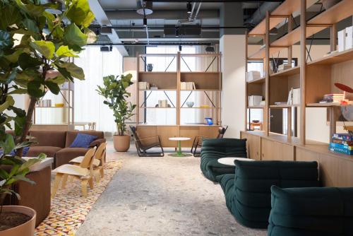 埃斯波Noli Otaniemi的带沙发、椅子和植物的客厅