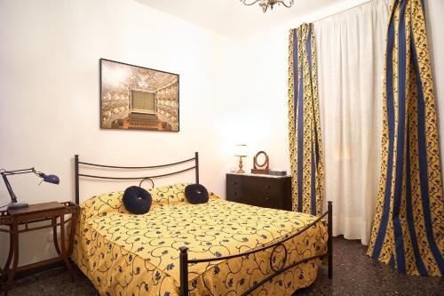 因佩里亚La casa fra la storia e il mare的一间卧室配有床、灯和窗帘