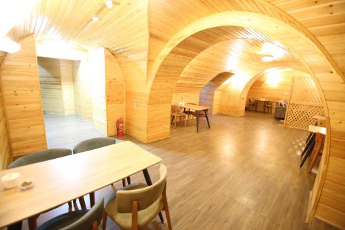 巴库Pilot hotel Baku center的客房设有桌椅和木制天花板。