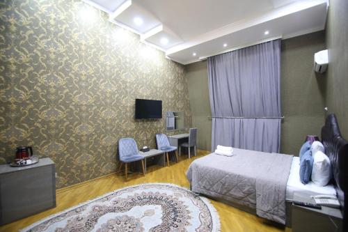 巴库Pilot hotel Baku center的一间酒店客房,配有一张床和一台电视