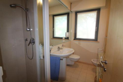 利尼亚诺萨比亚多罗Verdemare Pineta的一间带水槽、卫生间和淋浴的浴室