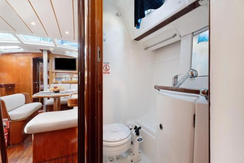 戈梅拉岛圣塞瓦斯蒂安Pato Lucas Sail Boat的一间带卫生间的浴室和船上的桌子
