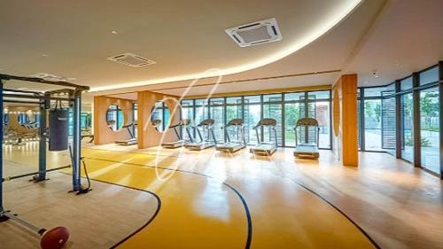 吉隆坡M Vertica Premier Suites by BlueBanana的健身房,房间内设有一排健身器材