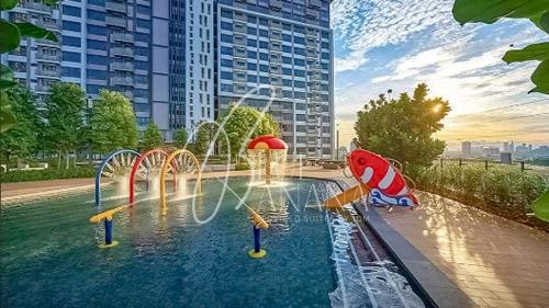 吉隆坡M Vertica Premier Suites by BlueBanana的一个带水上滑梯的水上公园的游泳池