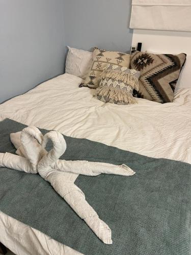 贝尔谢巴Spring-shell的床上的白色毛巾
