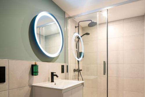 伯明翰Aparthotel Birmingham的一间带水槽和镜子的浴室