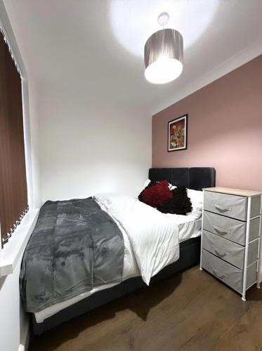 伦敦Md Stays的一间卧室配有一张床和一个梳妆台