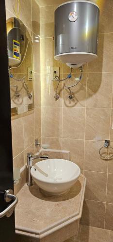 沙姆沙伊赫New house的客房内的白色盥洗盆浴室