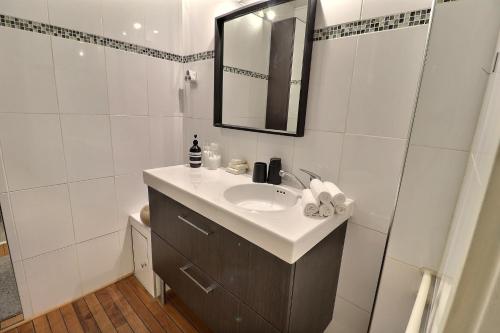 希利马扎兰Le Nid de l'Yvette的白色的浴室设有水槽和镜子