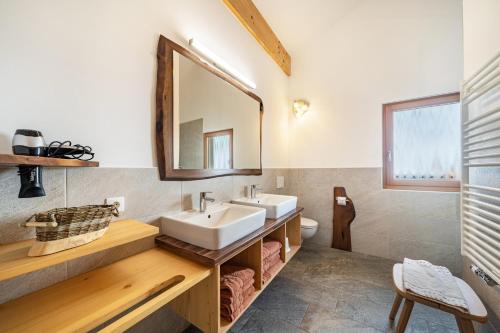 费尔代斯Seppnerhof Ferienwohnung Edelweiss的浴室设有2个水槽和镜子