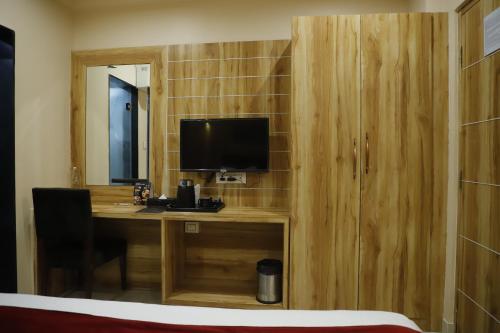 贾姆谢德布尔Hotel Trax International的客房设有书桌、电脑和电视。