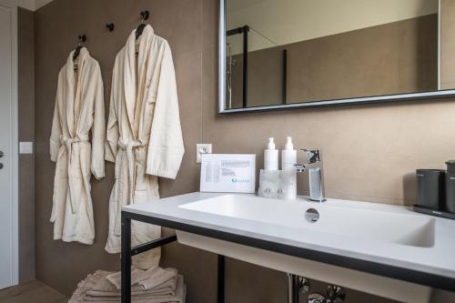 洛迦诺RELAX Ortensia Apartment的浴室设有白色水槽和镜子