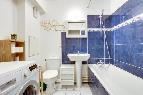 博比尼Chic apart with terrace and parking的浴室配有盥洗盆、卫生间和浴缸。