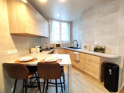 凯恩Le Cocon Design - Gare / Centre ville de Caen的小厨房配有桌椅