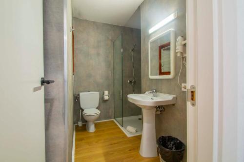 卡拉恩·布拉內斯Apartamentos Sol y Mar II的浴室配有卫生间、盥洗盆和淋浴。