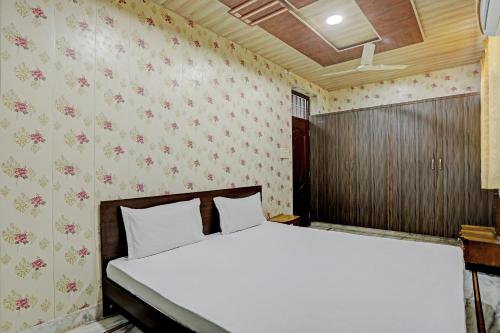乌代浦OYO 82032 The Gunjan Villa Palace的卧室配有白色的床