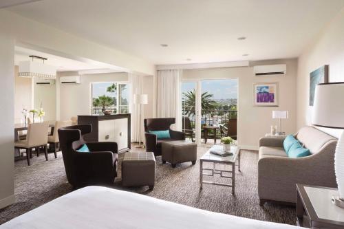 纽波特海滩新港海滩凯悦酒店的酒店客房设有床和客厅。