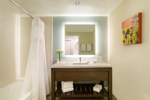纽波特海滩新港海滩凯悦酒店的一间带水槽和镜子的浴室