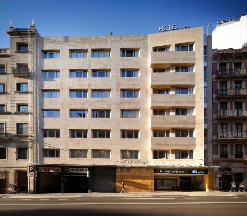 巴塞罗那HCC勃朗峰酒店的街道拐角处的大建筑