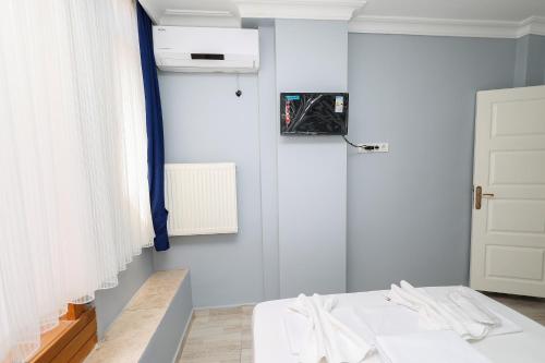 伊斯坦布尔Merdin Suites & Hotel - Downtown的卧室配有白色的床和窗户。