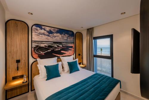 杰迪代MIA Mazagan Bay的一间卧室设有一张大床和一个大窗户