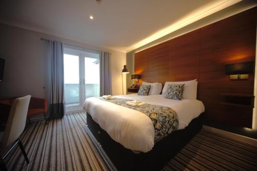 霍顿利斯普林海菲尔德酒店的一间设有大床和窗户的酒店客房