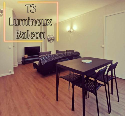 维勒班T3 Villeurbanne avec balcon的客厅配有桌椅和沙发