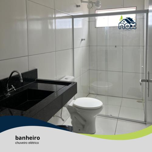 卡鲁阿鲁Nox Temporada - Flat 201 a 4km da Feira e Shopping Caruaru的浴室配有卫生间、盥洗盆和淋浴。
