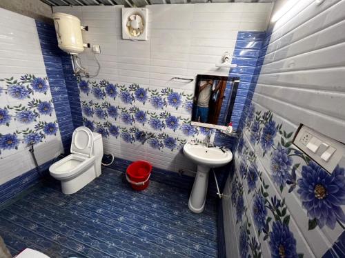 穆克缇斯瓦BUNK CHAMBER的蓝色和白色的浴室设有卫生间和水槽