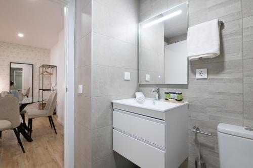 瓦伦西亚DormForYou Arena Standard的白色的浴室设有水槽和镜子