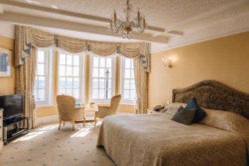 锡德茅斯里维埃拉酒店的一间卧室配有一张床和一个吊灯