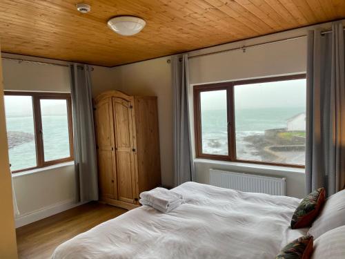 BallydavidThe Coastguard House @ Tigh T.P.的一间卧室设有一张床,享有海景