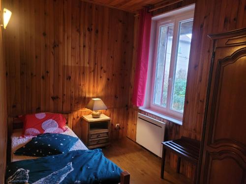 VertambozLe chalet的一间小卧室,配有床和窗户