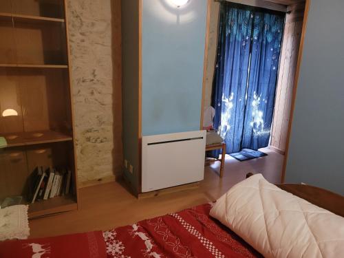 VertambozLe chalet的客房设有电视、床和窗户。