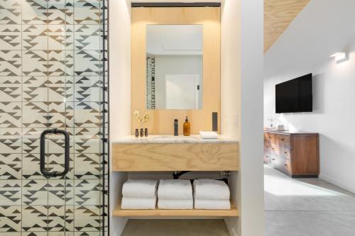 棕榈泉Blackhaus A B Buyout by AvantStay Sleeps 16的一间带水槽和镜子的浴室
