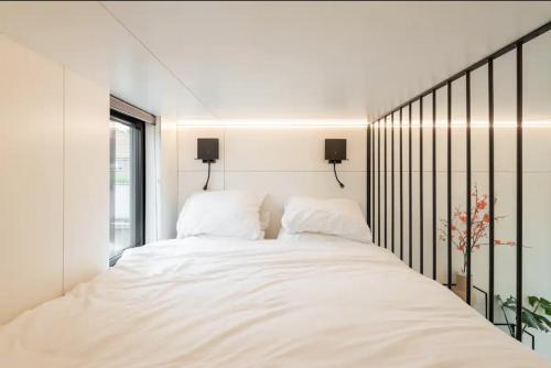 埃丹KODA Edam的卧室配有一张带两个枕头的大白色床