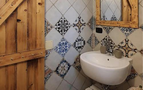 奥尔戈索洛Amazing Home In Orgosolo With House A Mountain View的一间带水槽和镜子的浴室