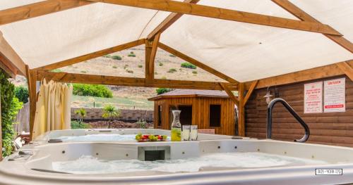 雅弗尼阿维盖尔山林小屋的后院的大浴缸,有顶棚